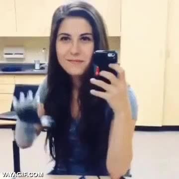 chica,brazo bionico,saludar,bastante control,robotico,protesis