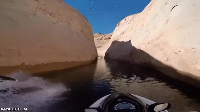 cuanta perfeccion,agua,cauce,rio,dificil subir a la roca,moto de agua