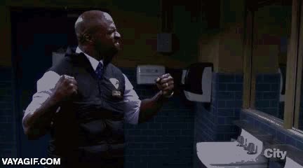 El momento en que te das cuenta que has ido demasiado al gimnasio ropa,chaqueta,roto,Terry Crews,plumas,plumon,romper,espejo