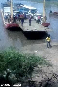 por poco,aplastar,carguero,ferry,barco,tropiezo,tropezar,salvar