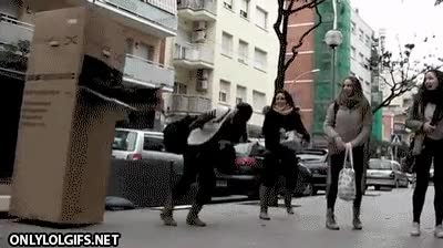 caja,susto,chicas,patada,correr,hombre,escondido,karma