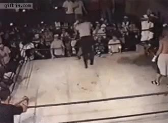 y el otro aprovecha el viaje,golpear,arbitro,al suelo,rematar,le ha robado la kill,boxeo,ring