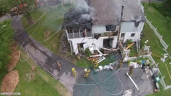 chorro,chorrazo,agua,mojar,manguerazo,incendio,bomberos