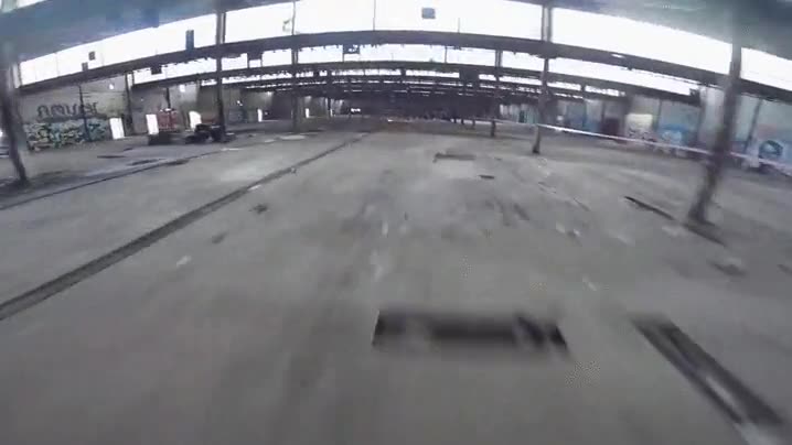 drones,dron,carrera,estas carreras sí las vería,fabrica,nave,industrial,abandonada