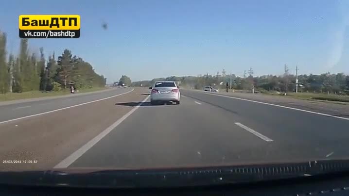 por poco,salvar,atropello,la gente está muy loca,cruzar,carretera