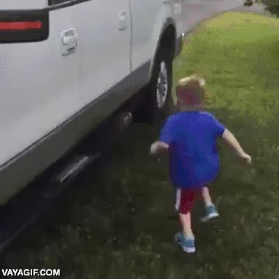 mala leche,hermano,abrir,puerta,coche,trepar,quedarse colgando,caer,fail