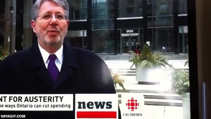 reportero,fail,caer,al suelo,torpe,smartphone,telefono,por no mirar hacia adelante