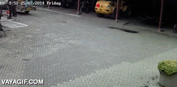 Esto es lo que pasa cuando tiras tres quilos de alubias a una alcantarilla cloaca,alcantarilla,explosion,seguramente de gas,la tierra también tiene sus ventosidades