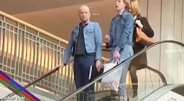 esa quien es,la cara de satisfacción del tío no tiene precio,desconocida,beso,escalera mecanica,novia celosa