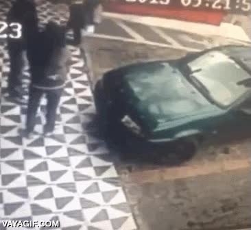al suelo,fail,apartar,ultimo momento,sentarse,capó,coche