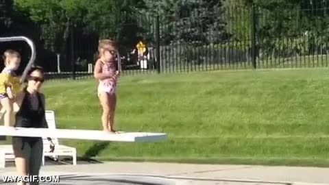 A este niño no le gusta esperar y sabe cómo ir por la vía rápida tirar,trampolín,niña,empujar,manguitos,piscina,troll