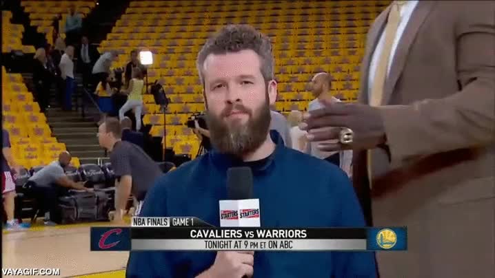 gigante,jugador,baloncesto,barba,reportero,acariciar,basket,nba,final de la nba