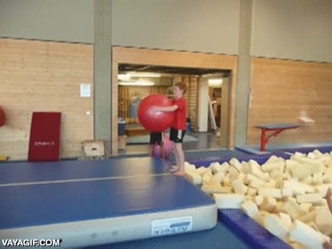 bolas de fitness,chocar,particulas,salir disparadas,inercia,niño volando,piscina de espuma