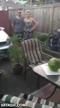 que podria salir mal,sandia,cortar,mesa,romper,cristal,vidrio,espada