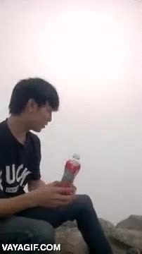 lanzar,botella,hacia adelante,viento,devolver,soplar,al vuelo,volver