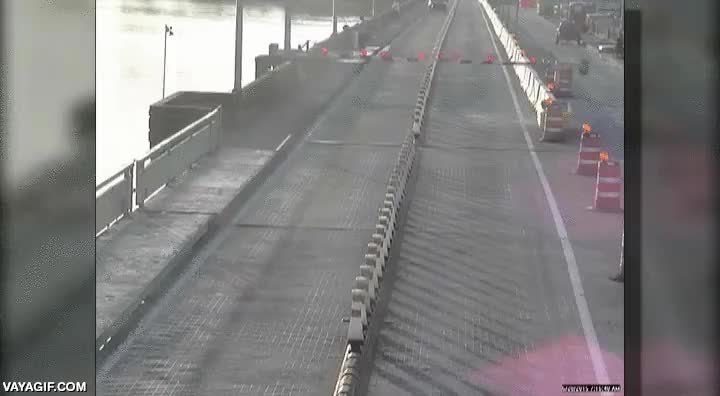 coche,puente levadizo,primer salto bien luego ya,fail,se tendr&iacute;a que caer el coche al r&iacute;o por listo