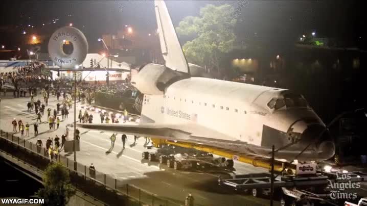 que impresion ver eso por la calle,transbordador,endeavour,por la calle,es grandecito,nave espacial