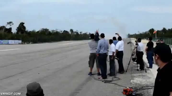 lambo,avioneta,acrobacias,piloto,pista de aterrizaje