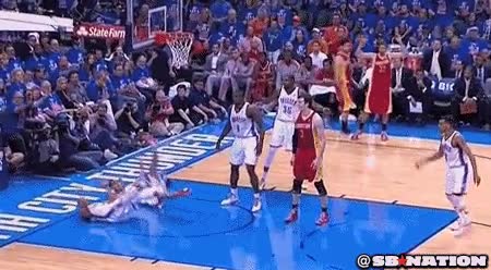 dos jugadores,basket,baloncesto,falta en ataque,un poco de flopping tambi&eacute;n,o el t&iacute;o es muy poderoso,nba