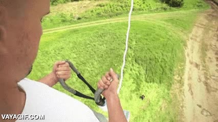 Haciendo puenting de la forma más temeraria posible y quedando como el más pro del mundo puenting,agarrado,sin atar,voltereta final porque puedo,muy sobrado,bungee jumping