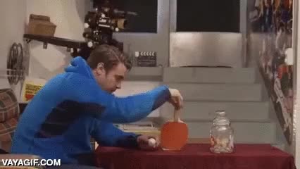 obviamente es un montaje,pelota de ping pong,ping-pong,bote,pala,edici&oacute;n de video,pero mola mil