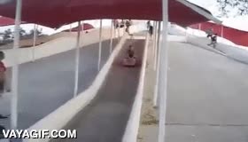 cochecito,chocar,de cabeza,nutshot,buena punter&iacute;a,en medio,salvar