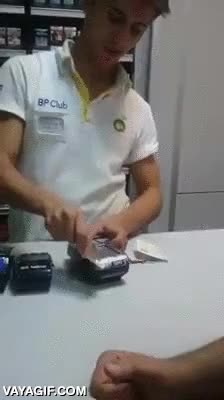 Las nuevas generaciones han tenido demasiada tecnología y luego pasan estas cosas crack,meter el billete,maquina,gasolinera,chico,fail,lector de tarjetas de crédito