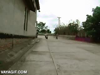 moto,wheelie,invertido,al reves,levantar rueda,un error lo pagas caro,motorista