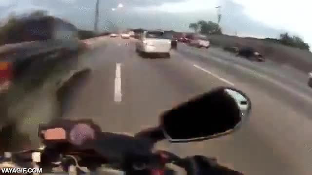 esto es jugarsela,mucha velocidad,rapido,carretera,entre coches,carriles,temerario