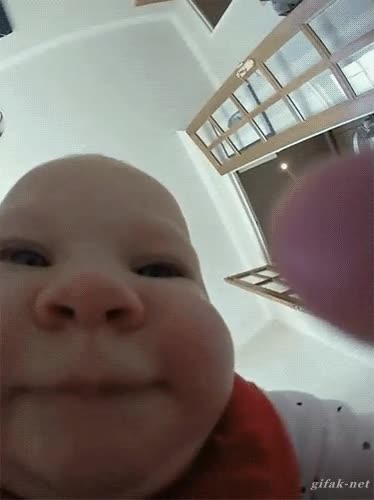 shingeki no baby,bebe,ni&ntilde;o,comer,todo a la boca,camara,morder