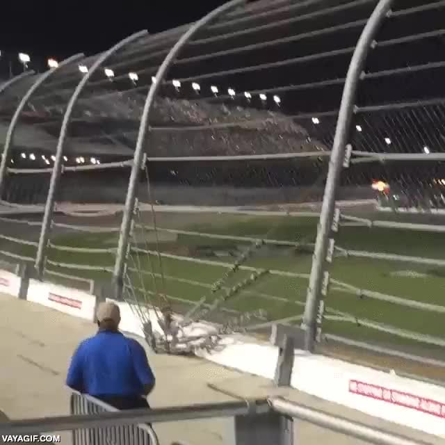 tampoco se asusta mucho el de azul,accidente,nascar,coches,competicion,valla de protecci&oacute;n