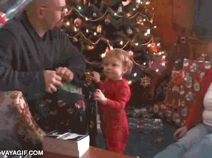 regalo,abrir,desenvolver,navidad,pu&ntilde;etazo,aparentemente involuntario,primer aviso,padre del a&ntilde;o