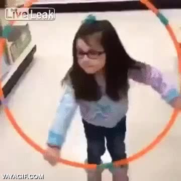 hula hop,hula-hop,poca habilidad,niña,al menos lo intenta
