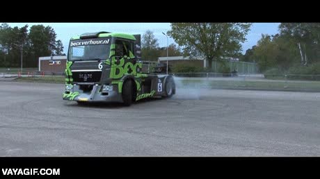 que clase,se baja,camion,drifting,en marcha,vuelve a subir,vacilada maxima,like a boss