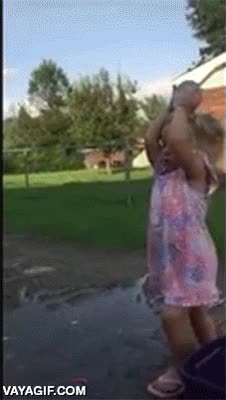 fail,globo de agua,chof,no explotar,ni&ntilde;a,merecido