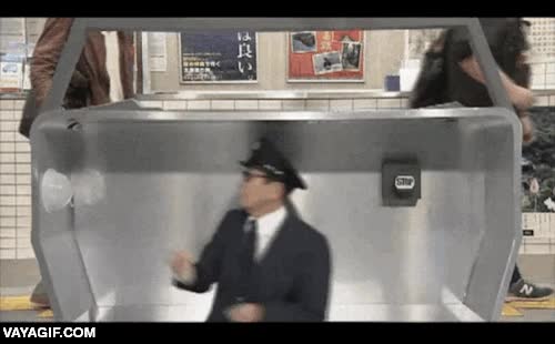 automatico,metro,maquina,picar el billete,operario,corea del norte,prehistoria tecnologica,menos en armamento