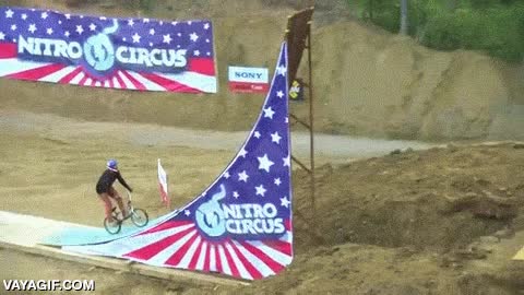 Enlace a La primera vez que se consigue grabar un cuádruple back flip en BMX