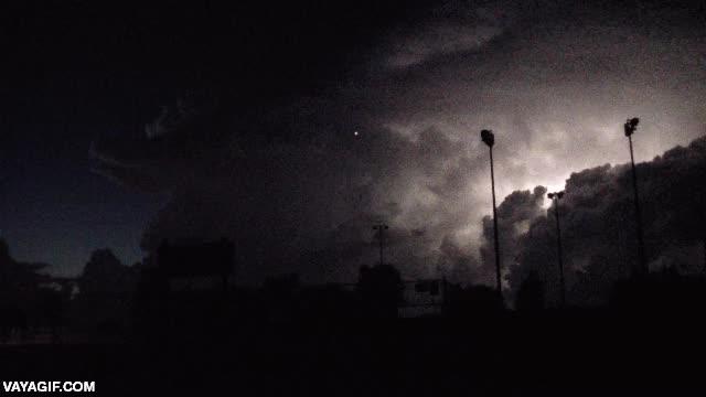 punto de luz,entrar,nubes,tormenta el&eacute;ctrica,avion comercial,miedo,rayos