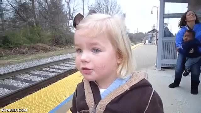 ni&ntilde;a,tren,ver,primera vez,cara de asombro