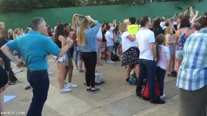 jovenes,concierto,bailar,pasos de baile de padres,se sale el hombre