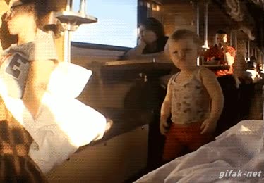 ni&ntilde;o,caminar,bar,tren,mala leche,enfadado,de morros,vacilon