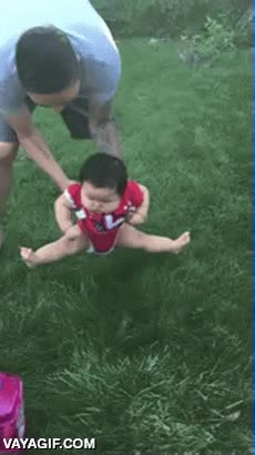 no tocar,muy abierto de piernas,espatarrado,bebe,asiatico,hierba,el suelo es lava