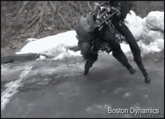 robot,en realidad camina por el hielo,parece que vaya taja,torpeza,tiene mucho mérito