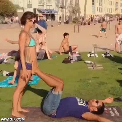 acrobacia,equilibrio,dar vueltas,novia,chica,playa