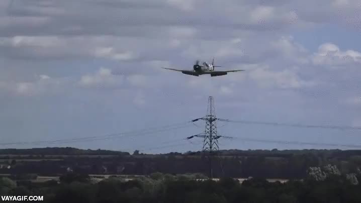 piloto,helices rotas,aterrizaje,muy suave todo,tren de aterrizaje,sin ruedas