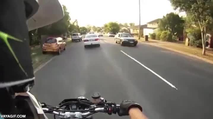 Enlace a Un coche embiste a un motorista y lo lanza al techo del coche de delante