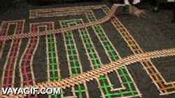 efecto,domin&oacute;,palitos de madera,accion reaccion,inercia,saltar,currada que se va en un momento