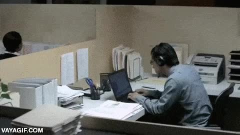 fail,no acordarse,auriculares,tirar,cable,al suelo,oficina