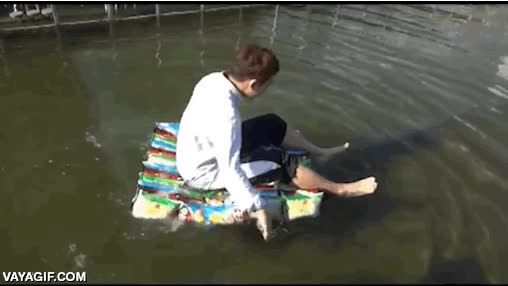 bolsas de patatas,balsa,flotar,ser&aacute; por aire,y flota eh?,tampoco debe pesar mucho el t&iacute;o,coreano