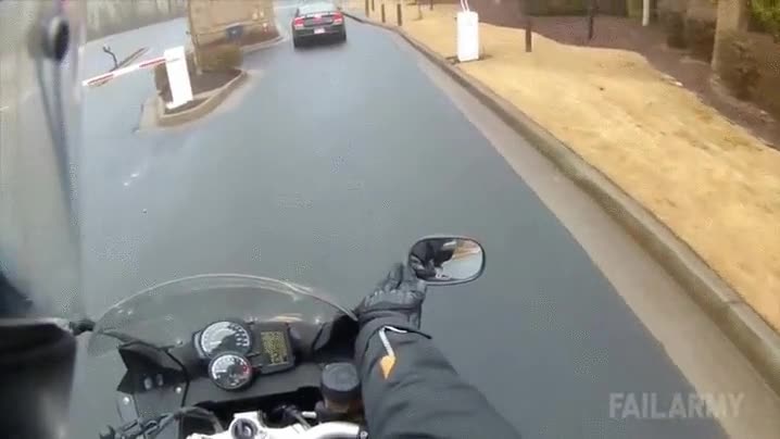 La importancia de nunca dejar de mirar hacia adelante cuando vas en moto valla,se la come,al suelo,moto,ajustar,retrovisor,fail
